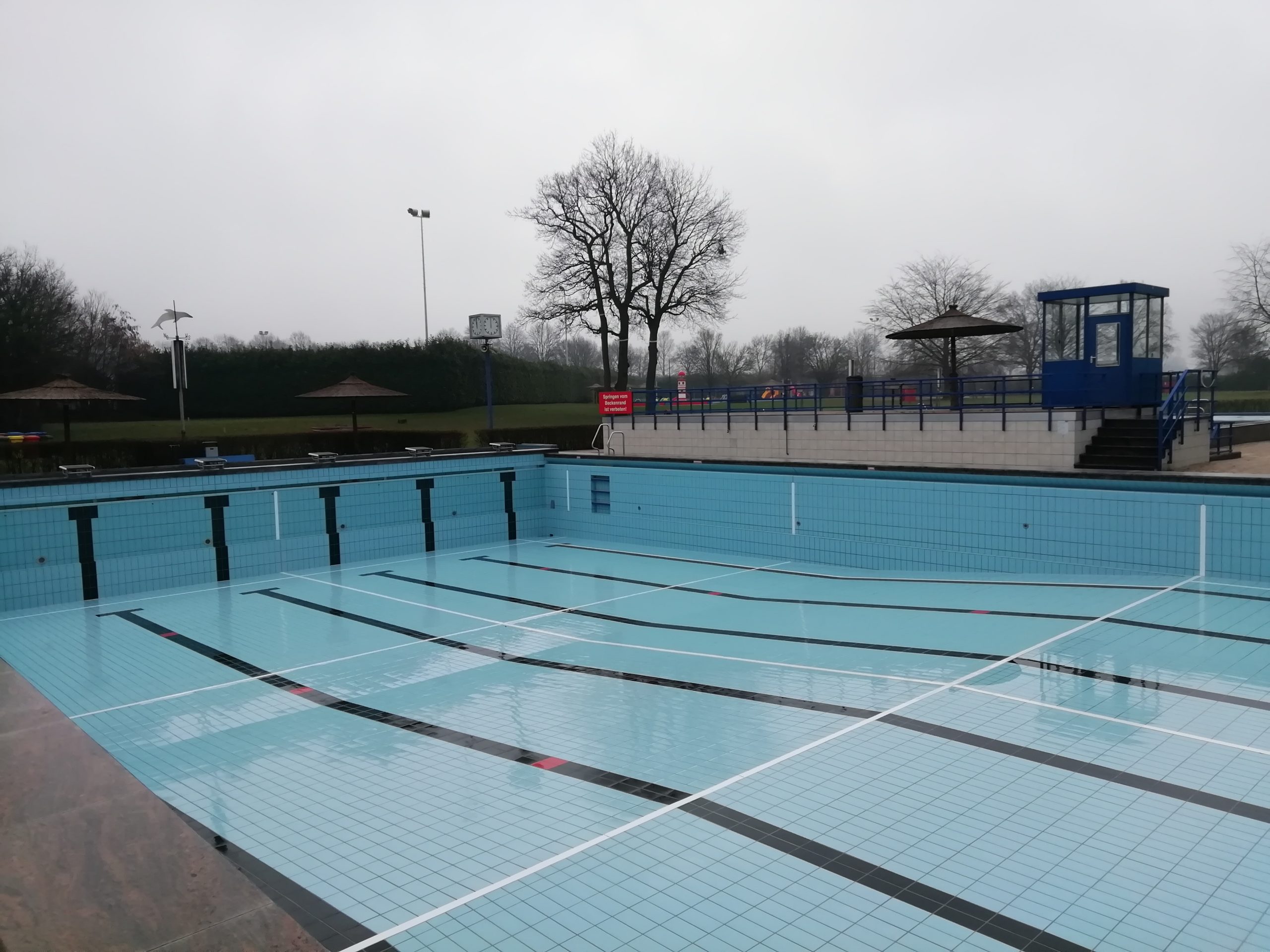 Das Schwimmerbecken nach abgeschlossener Reinigung