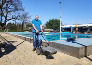 Read more about the article Für Helmut Heßling gehört ein Fußball-Schwätzchen mit den Badegästen einfach dazu